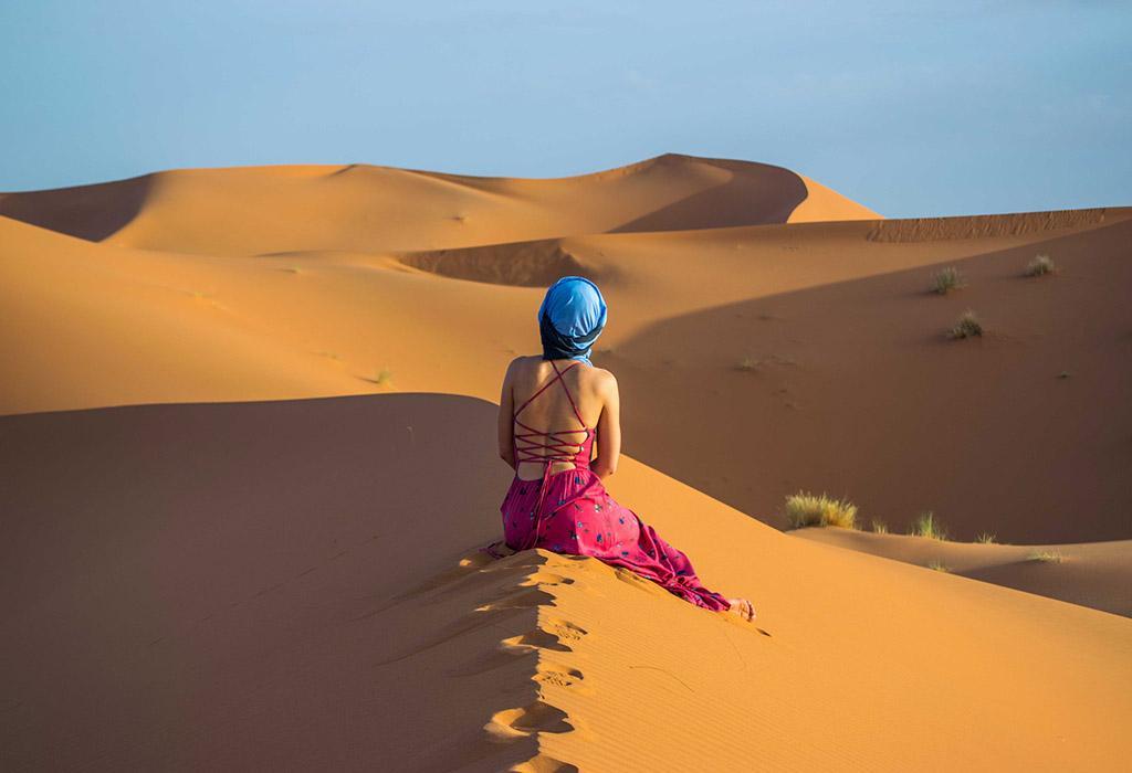 girl-in-ErgChebbi-sand-dunes