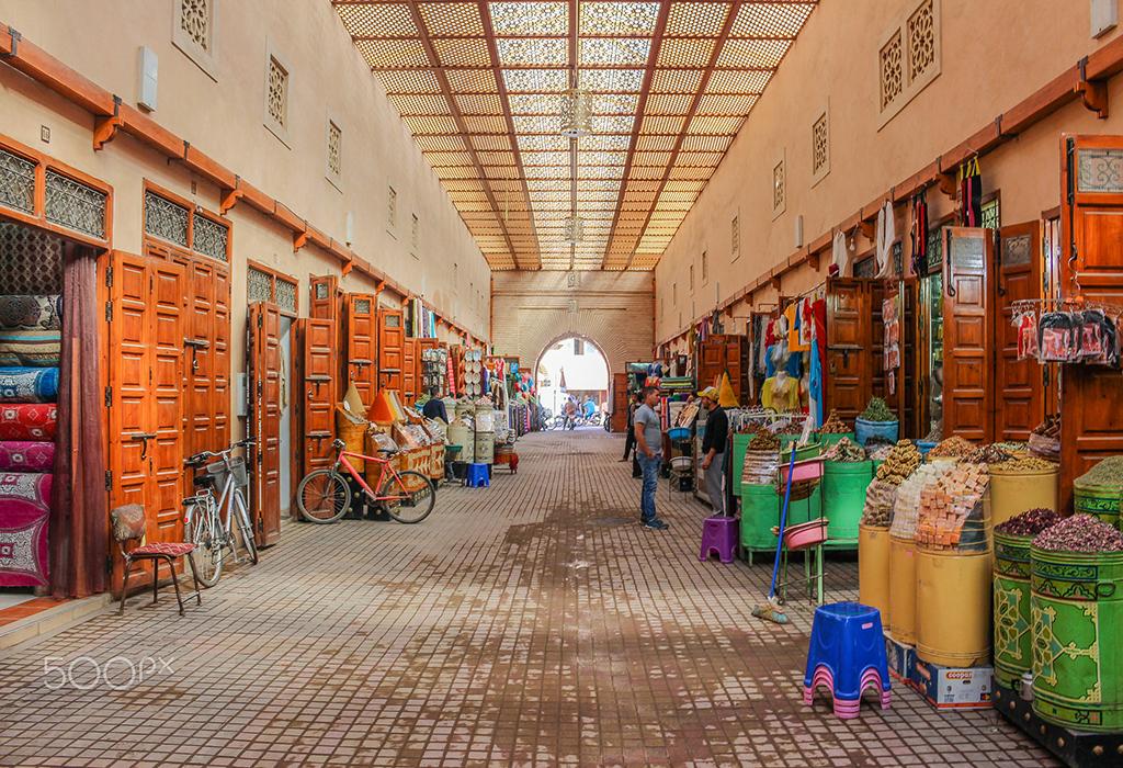 marrakech-souk-3-ours-walking